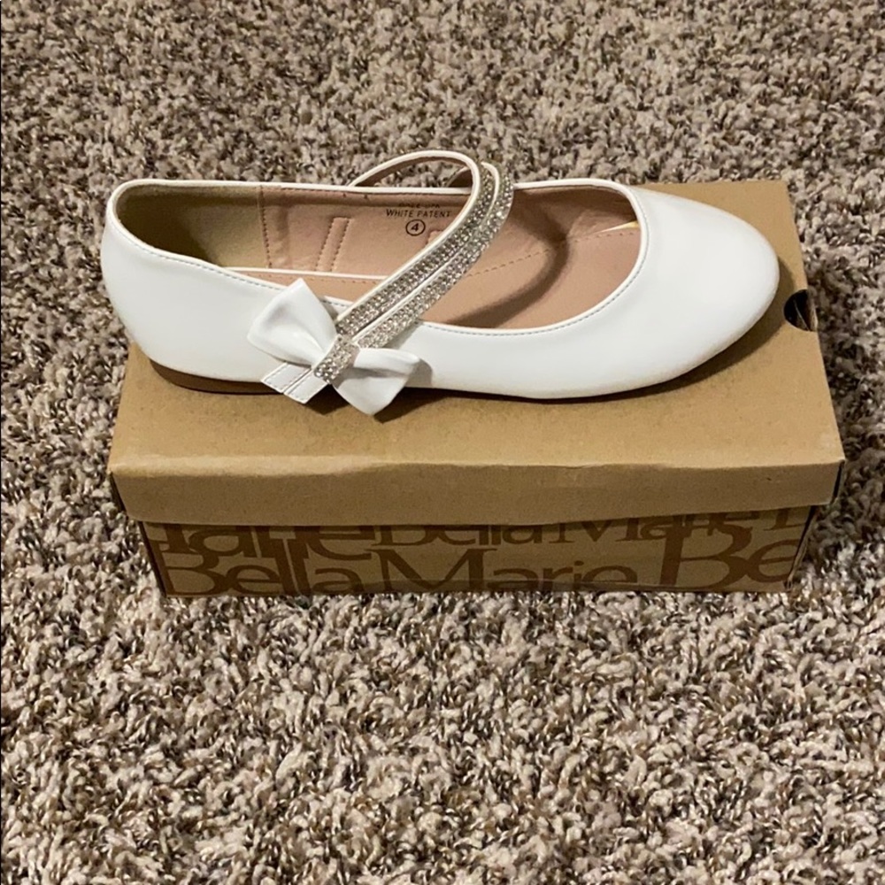 Bella Marie girls size 4 white dress shoe NWT.